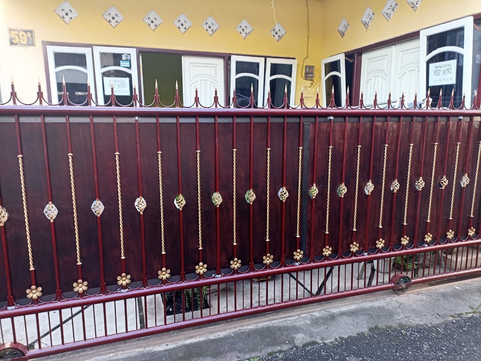 Tampak depan gerbang Kost Putri Ibu Dina (Dina Nurmala Sari / DNS) di Jl. Sumbersari IV No. 59D, Malang